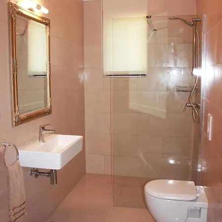Apartman Grosse In Mit Eigenem Balkon Pješčana Uvala
